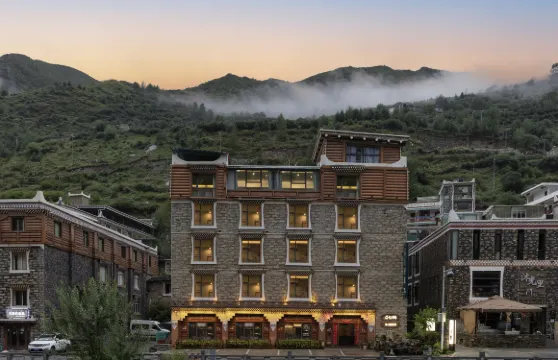 巴郎部落·雲上藝宿（四姑娘山景區店）