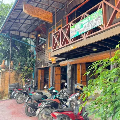 Collection O Baan Elephant Home Các khách sạn gần Chùa Wat Sri Suphan