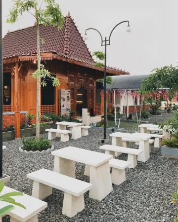 Gomini Stay Отели в г. Godean