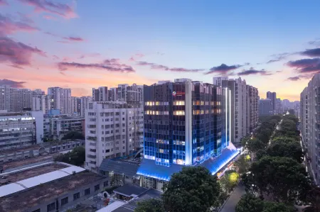 Ramada Encore by Wyndham Longhu Отели рядом с достопримечательностью «Waisha Old Bridge»