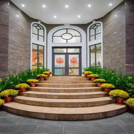 Tuong Vi Corner Hotel Отели рядом с достопримечательностью «Университет иностранных языков и вычислений Хуфлит»