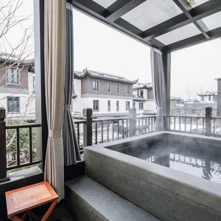 Lancheng Taohuayuan Wenquan Courtyard House (Honghu)