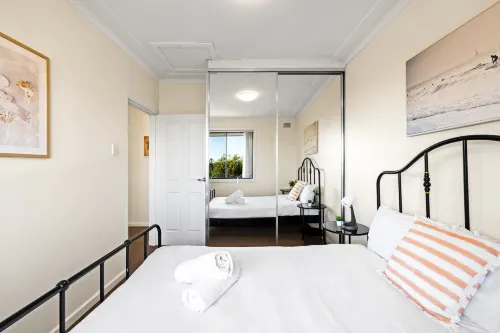 Bright & Comfy 2BR Apartment – Convenient Transit Access, Auburn