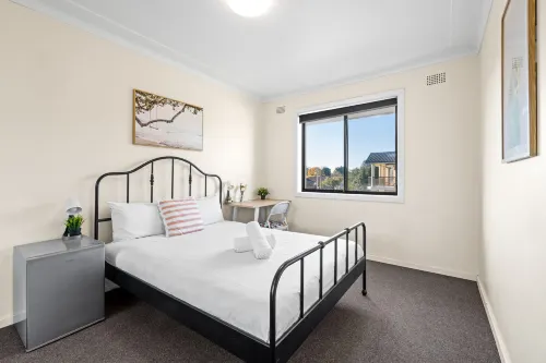 Peaceful Rooms – Easy Access to Transit & Local Stores