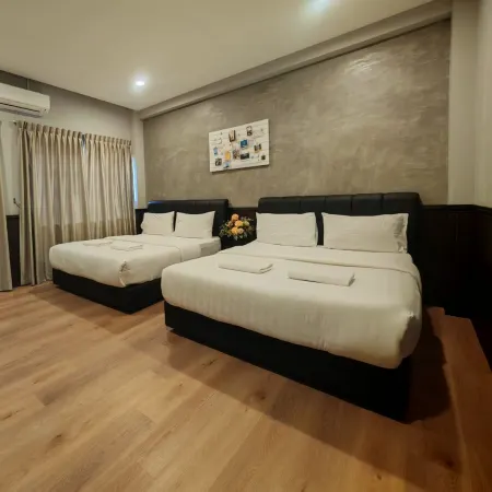 Concrete Jungle Cabin Отели рядом с достопримечательностью «Часовая Башня Аткинсон»