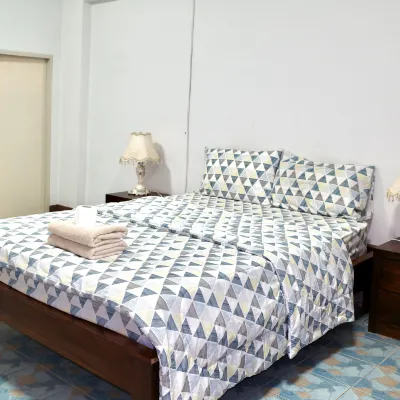 Chanathinat Place Hotels near Wat Phothisomphon