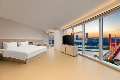 JI Nanchang Tengwang Pavilion Bayi Bridge River View Hotel โรงแรมใน