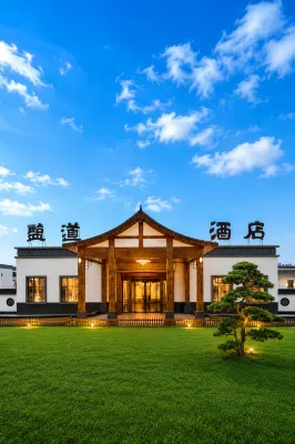 Chaka Salt Road Hotel