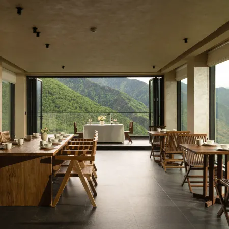 Cloudrest Moon Cliff Lodge