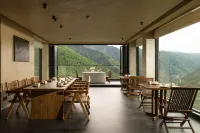 Cloudrest Moon Cliff Lodge