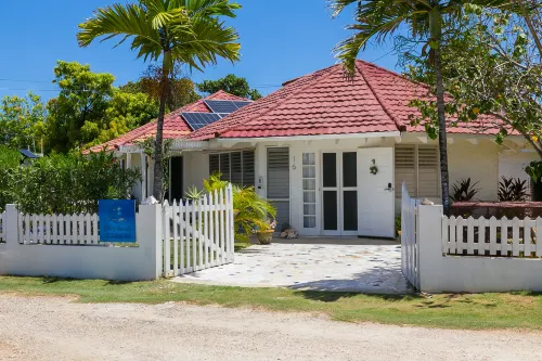 Steps to Beach - Spacious Clean Villa with Cook - bar