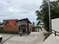 LOLITA'S BED & BREAKFAST LUNCH & DINNER - parking