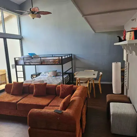 Penthouse with parking Close to HPU Huge Terrace  One and half Bath up to 15person