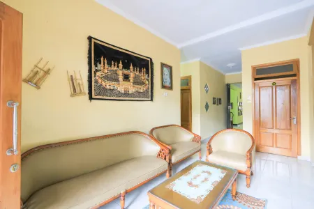 Hotel O Wallet Family Residence Syariah Отели в г. Sukodono