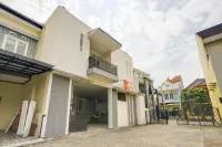 RedDoorz Near Plaza Araya Malang Отели в г. Blimbing