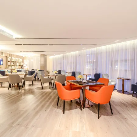 Echarm Hotel (Xingyi DCF Jushan Square)