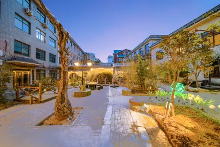 QIANAN HOTEl WISDOM（Zhongyuesongshan Shop） Отели рядом с достопримечательностью «Zhengzhou University College of Physical Education (Dengfeng Campus)»