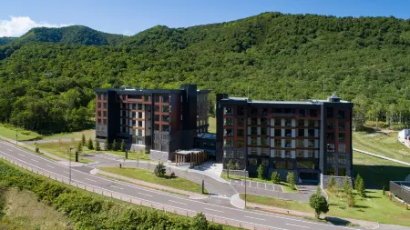 Yu Kiroro, Ski-in Ski-out Luxury Residences Отели рядом с достопримечательностью «Kiroro Snow World»
