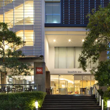 Ibis Bangkok Sathorn Отели рядом с достопримечательностью «Станция метро Лумпини»