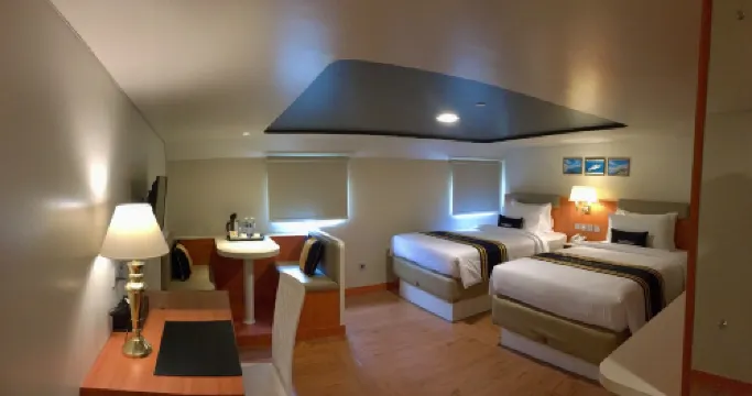 Doulos Phos The Ship Hotel