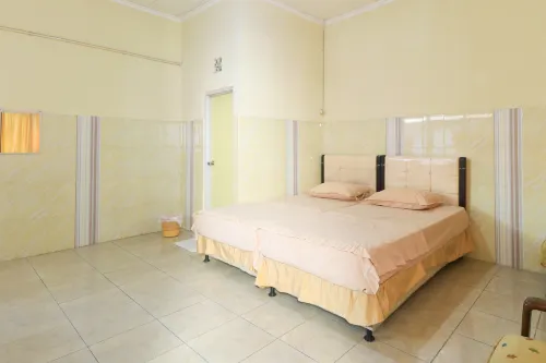 Penginapan Syariah Prenjak Hotels in Bubutan
