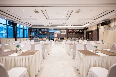 Borrman Hotel (Chibi Sanguo Pedestrian Street) Отели в г. Чиби