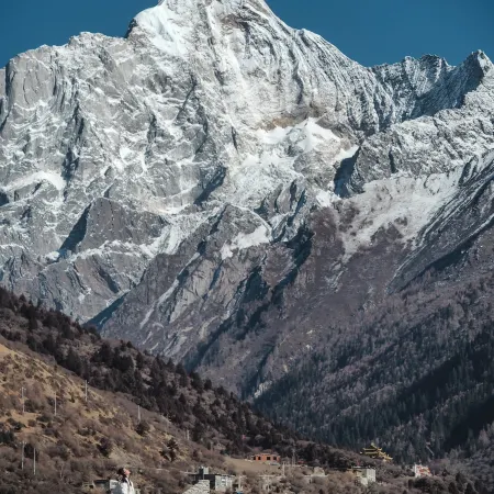 Siguniang Mountain Yangwangxingkong Snow Mountain Hotel[The best spot to view snow-capped mountains]