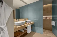 Hilton Cancun Mar Caribe All-Inclusive Resort Hotel dekat Playa Linda