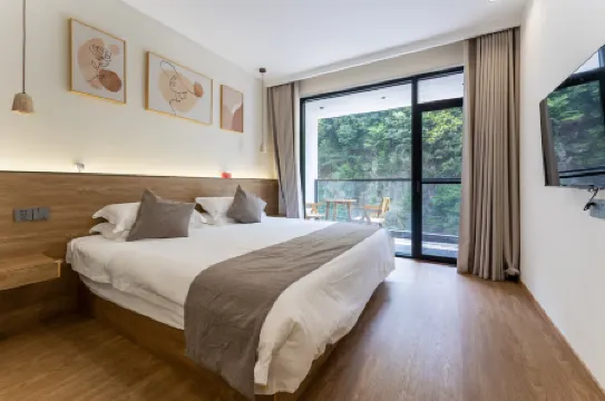 Timely rain Отели рядом с достопримечательностью «Tianlongjiupu»