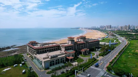 Qingdao Golden Beach LUXURY BLUE HORIZON Hotel Отели рядом с достопримечательностью «Tangdao Bay Coastal Park»