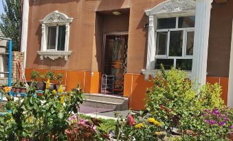 Suitetrails - Yining Yunhuaju Bed and Breakfast