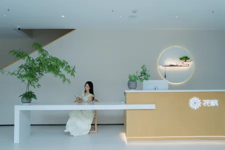 Floral Hotel·Luanchuan Jingruo Prosperous Hotel(Fenghuang Tianjie Store) Отели рядом с достопримечательностью «Ji Guan Cave»