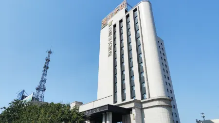 Wangwushan Hotel (Xinyao City Plaza Branch of Jiyuan Railway Station) Отели рядом с достопримечательностью «Huanghe Institute of Technology»
