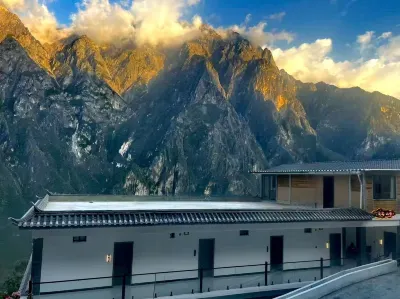 Upper trekking route -Cloud Way Snow Mountain View  Homestay