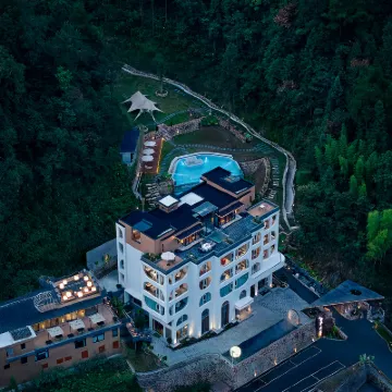 Zhangjiajie Tianzishan Family Boundary · Liangshe (WulingyuanNational Forest Park Store) Hotels near Yangjiajie
