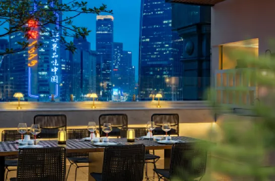 Presidential Mansion (Guangzhou Gangding Subway Station Taikoo Hui) Hotels near Salvatore Ferragamo