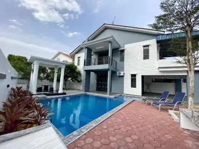 Stylish Blue Water Home w/ Pool Hotels in Tebrau