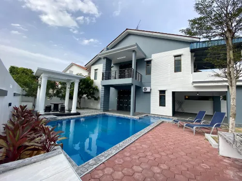Stylish Blue Water Home w/ Pool Hotels in Tebrau