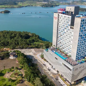 Ramada Plaza by Wyndham Dolsan Yeosu Отели рядом с достопримечательностью «Остров Одонго»