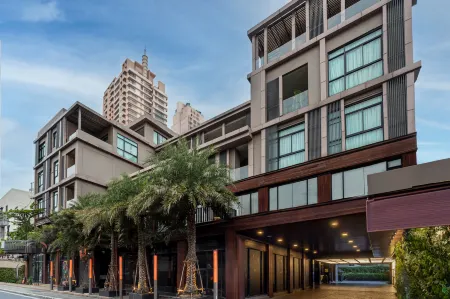 Metropolis Suites Bangkok, Tapestry Collection by Hilton Отели рядом с достопримечательностью «PTT Green in the City»