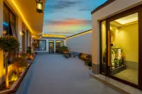 Bomo Tea-themed Stay · Courtyard-style Cinema Hotel (Zhengding Yanghe Tower) Hotels near Zhengding Ancient City South Wall - Viewing Platform