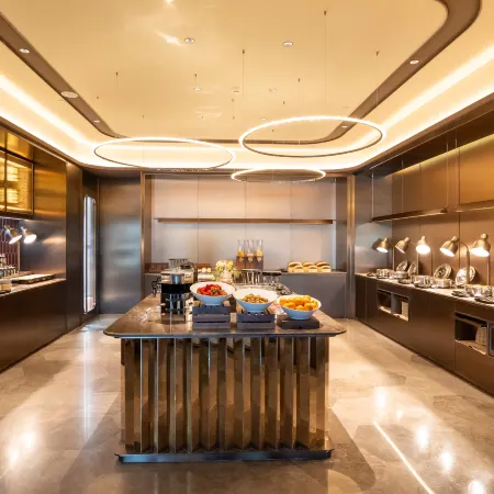 Crystal Hotel Xingyi South Station Wanfenglin Airport