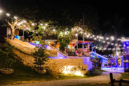 Mad Monkey Siquijor Отели рядом с достопримечательностью «Old Enchanted Balete Tree»