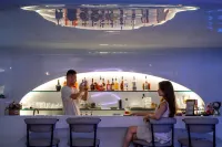 Mengyuan RESOR 360° View Hotel: Starry Pool & Hot Spring, Shili Gallery Yulong River - bar