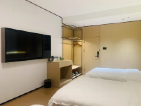 Chengde Fenghuang Hotel (Yingshouyingzi Station)