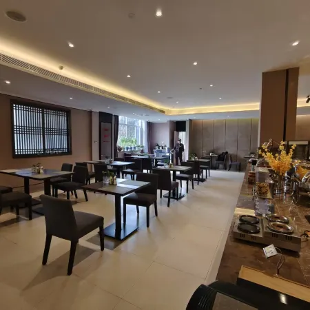Homeinn Plus Hotel (Dunhua Municipal Government Railway Station)