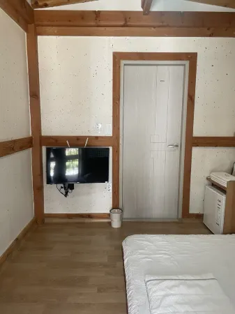 Adam Guesthouse Отели рядом со станцией Железнодорожная станция Гёнджу