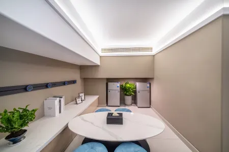 Ruisite Hotel (Shanghai Lianhua Road Subway Station Fudan Pediatric Hospital Branch) Отели рядом с достопримечательностью «Nanfang Xiuxian Guangchang Taiwan Fengqing Street»