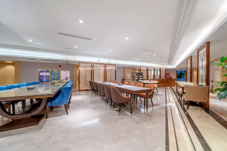 Vienna Hotel (ChongqingWushan Municipal Square) Отели рядом с достопримечательностью «Daning River Ancient Plank Road Relic Site»