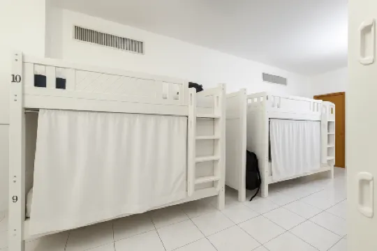 Aplyns Dormitory Male&Female,Al Majaz Отели рядом с достопримечательностью «Научный музей Шарджи»